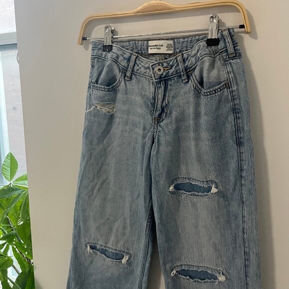 Abercrombie & Fitch Girl's Low Rise Baggy Distressed Jeans Size 11/12 - Picture 4 of 5